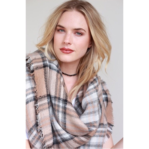 🔥CLEARANCE🔥 Beige Plaid Oversize Blanket Scarf - Picture 3 of 3