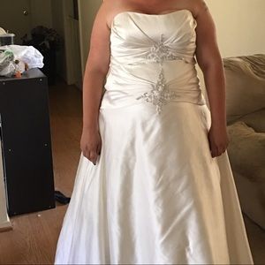 I am selling a pearl white wedding dress.