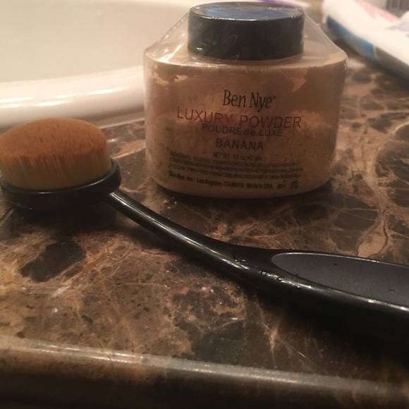 Ben Nye Luxury Powder with round contour brush