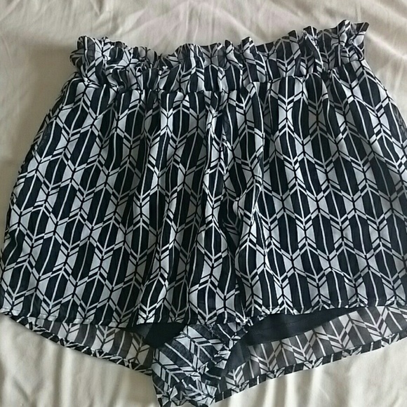 Black and white patterned flowey shorts - Picture 1 of 1