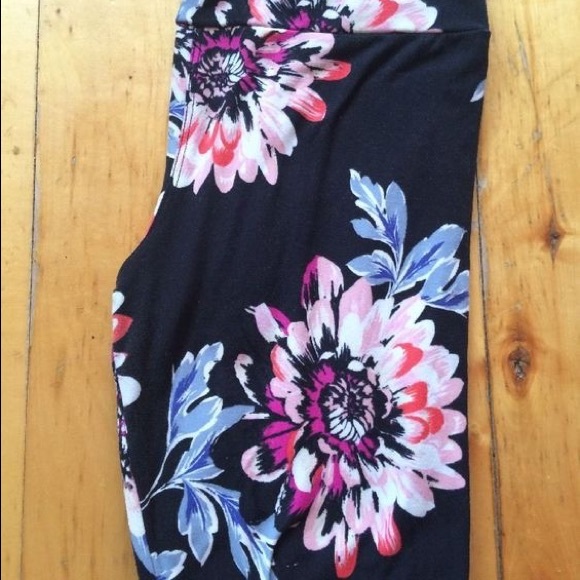 NOT SELLING! Iam looking to buy these leggings!