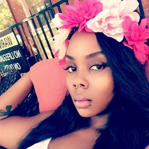 Meet your Posher, Dakeia