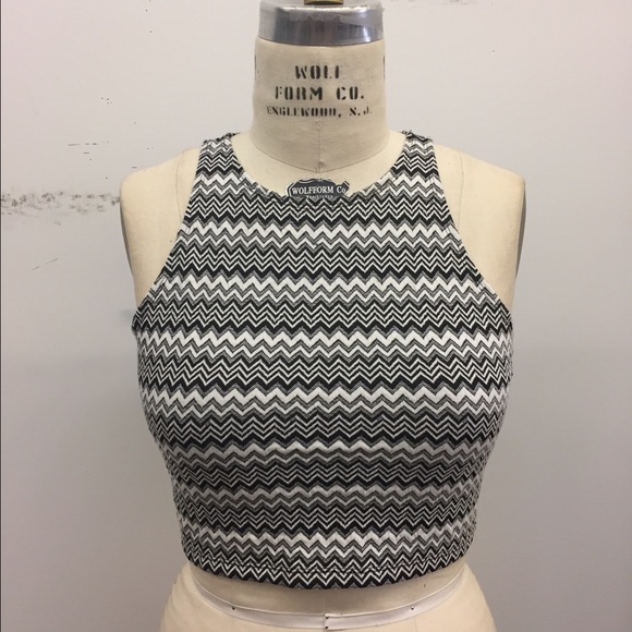 Geo Print Crop Top - Picture 2 of 3