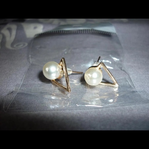💟Triangle Pearl Earrings💟 - Picture 2 of 2