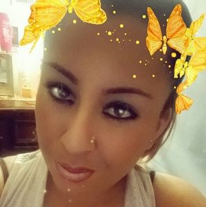 Meet your Posher, Adela