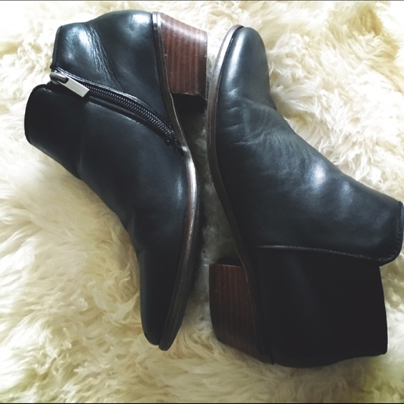 Black Leather (upper) ankle booties!