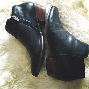Black Leather (upper) ankle booties!