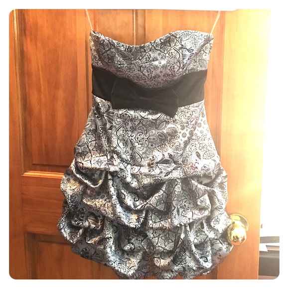 Short, strapless stress with vintage patterns