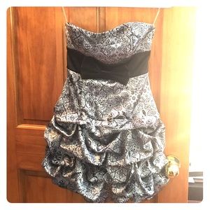 Short, strapless stress with vintage patterns