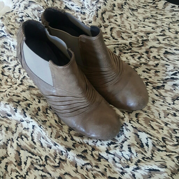 Vince Camuto booties - Picture 2 of 4