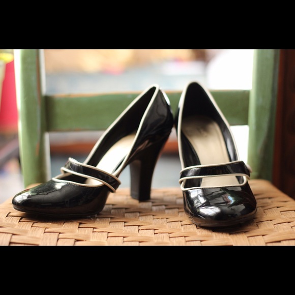 🌸CLEARANCE!!!🌸 Fioni Size Black and White Heels