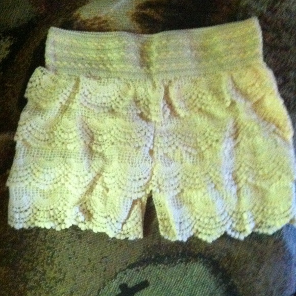 ๐จ๐ gorgeous ruffled shorts ๐ - Picture 2 of 3