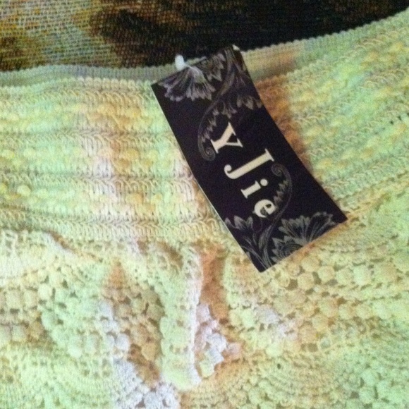 ๐จ๐ gorgeous ruffled shorts ๐ - Picture 3 of 3