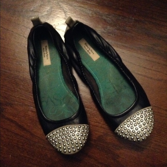 Simply Vera (Vera Wang) Studded Flats