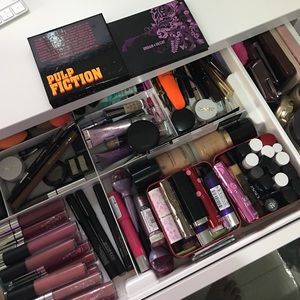 Urban decay eyeshadow palette. MERCARI please.