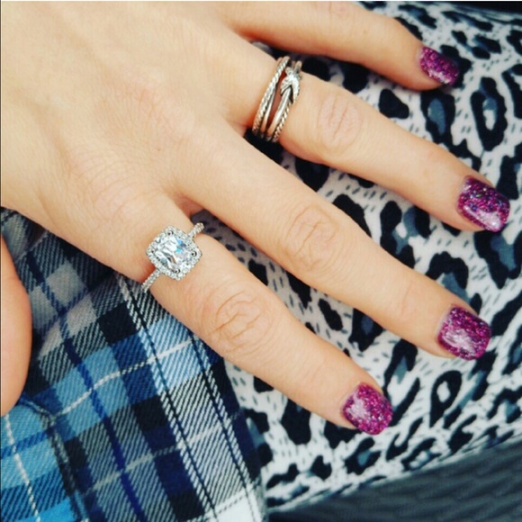 WHITE SAFIRE RING