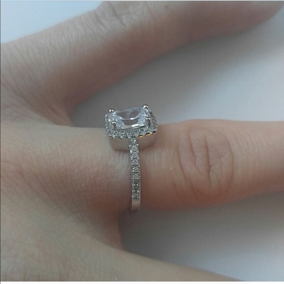 WHITE SAFIRE RING - Picture 2 of 2