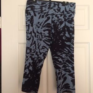 NWT Nike Legend Crop Leggings