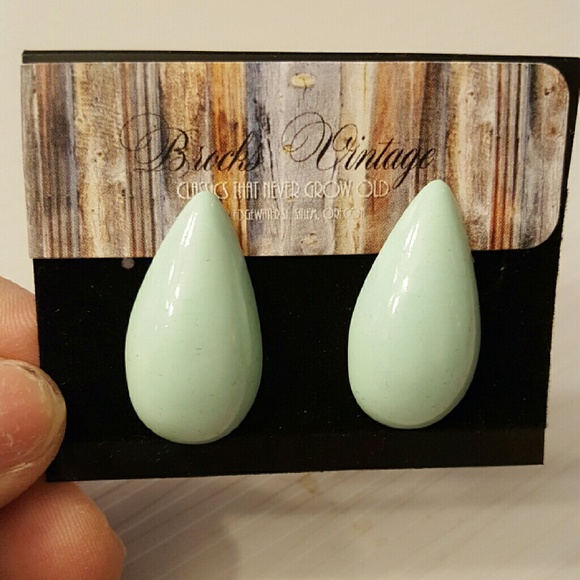 Vintage Jewelry - Teardrop studs