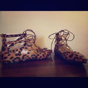 Ladies lace up flat.