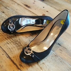 MICHAEL KORS BLACK LEATHER PUMP