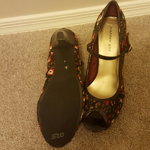 Peep toe, Mary Jane heel. Perfect for fall!!! - Picture 2 of 4