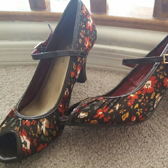 Peep toe, Mary Jane heel. Perfect for fall!!! - Picture 4 of 4