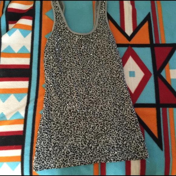 ✨SALE✨💖 Stretchy Sequined Cheetah Tank - Picture 3 of 4