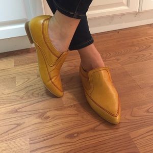 Soles pointed toe leather loafers. Sz 7