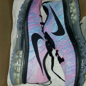 NIB Nike Flyknit Max Size 8.5 women