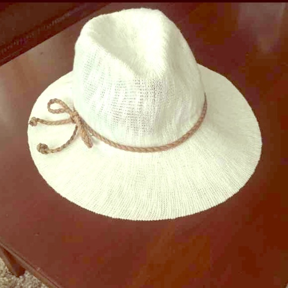 White fashion hat with braided tie around rim🙆🏼