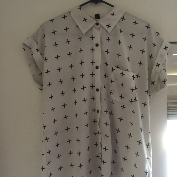 FOREVER 21 White cross button up. - Picture 1 of 4