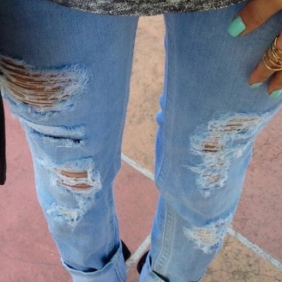 Mid waisted distressed jean