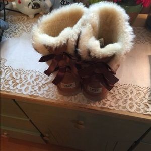 Chestnut bailey bow size 4y (women's 6)