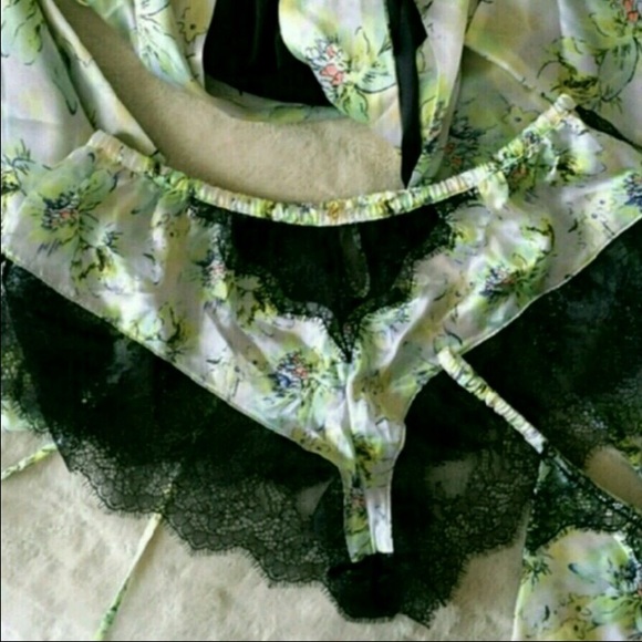 VS fantasy island collection bra and panty - Picture 3 of 3