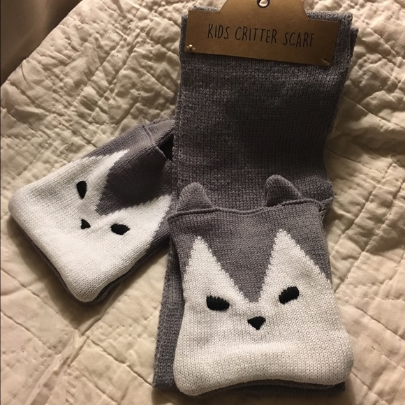 NWT Adorable Wolf Scarf!