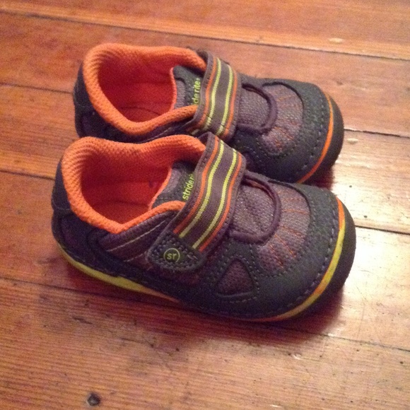 **DONATED*** STRIDE RITE COMFY BABY SHOES SZ 5.5W - Picture 1 of 4