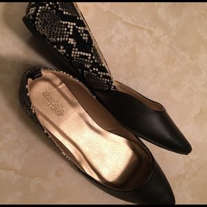 Casual black flats with snake design heel