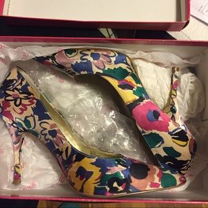 BCBG multicolor pumps