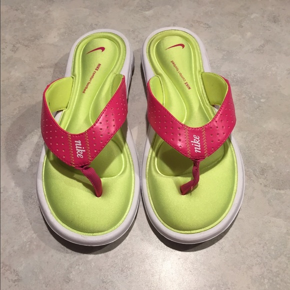 Women's Nike flip flops