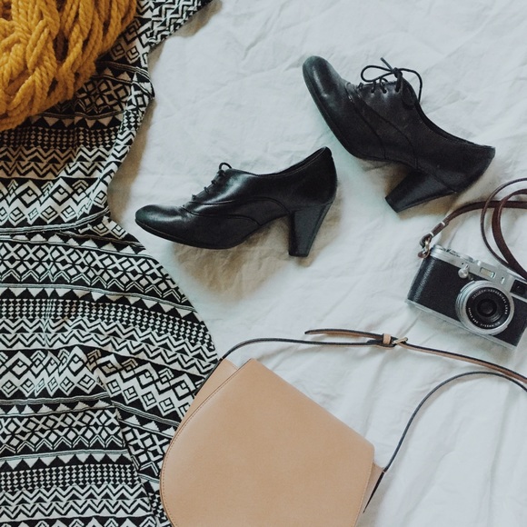 Black Leather High Heeled Oxfords - Size 5
