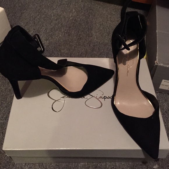 Black pointy suede pump