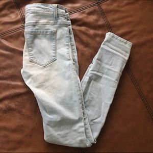 🌻 sold on merc 🌻 Light wash skinny jeans