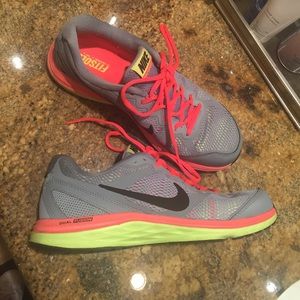 Practically brand new Nike tennis shoes size 9