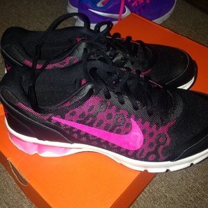 Bran New HOT PINK BLACK NIKE REAX 7.5