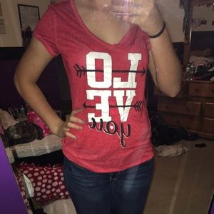 Fall in LOVE with this V-neck tshirt! ❤️