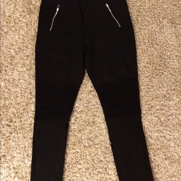 Black legging with silver zippers+design on knees