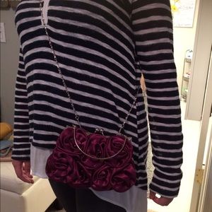 Dark purple/red-ish Rose 🌹 look small 👛