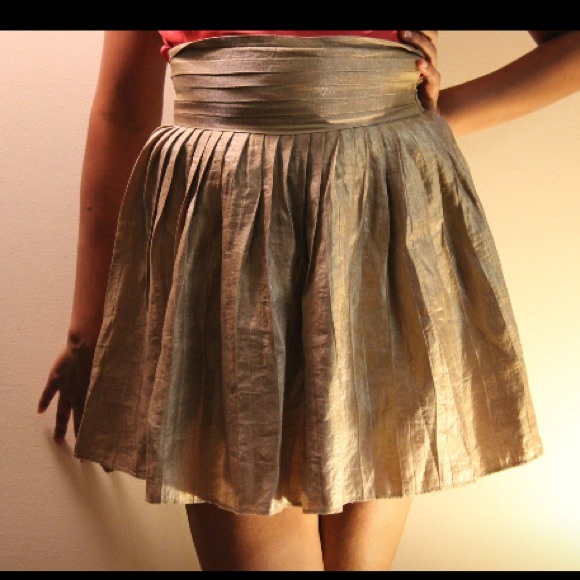 🎉sale🎉Bundle Talbots redsilk top &f21 gold skirt