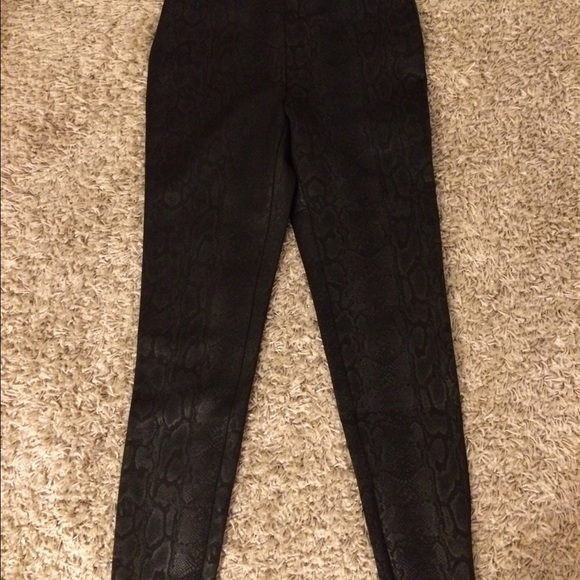 🎉HP🎉 Zara - Faux leather snake print legging💕